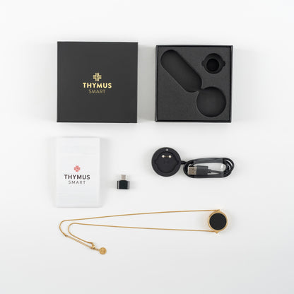 Lieferumfang ThymusSmart® V2 Pro Gold – Pendant, Kette, Ladepad, Adapter und Anleitung