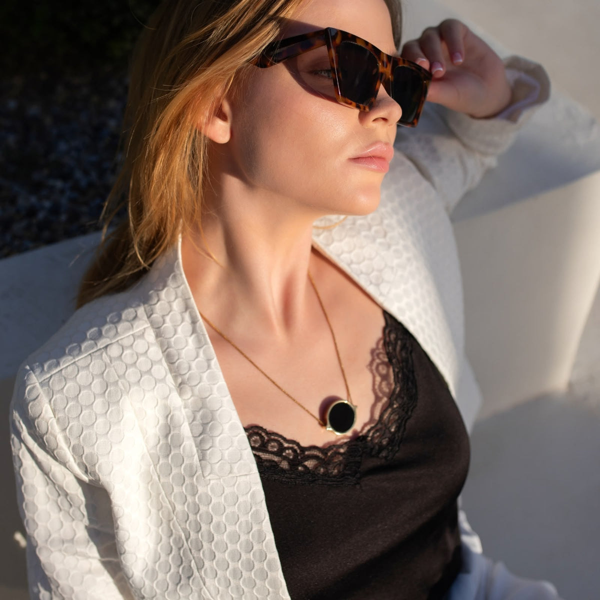 ThymusSmart® Kette im Business-Casual Look, Frau entspannt mit Blick in die Ferne